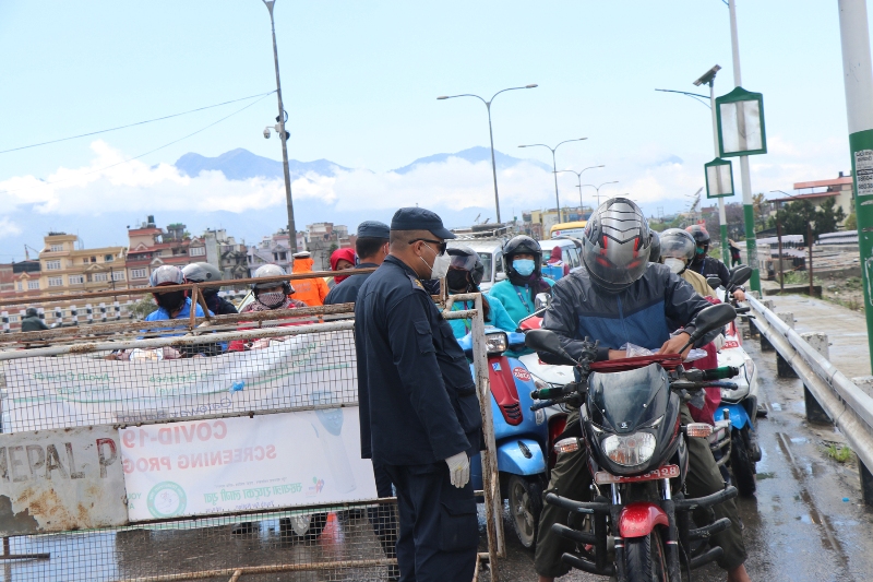 विभिन्न जिल्लाबाट आउने सवारीलाई भक्तपुर नाकाबाट प्रवेश निषेध