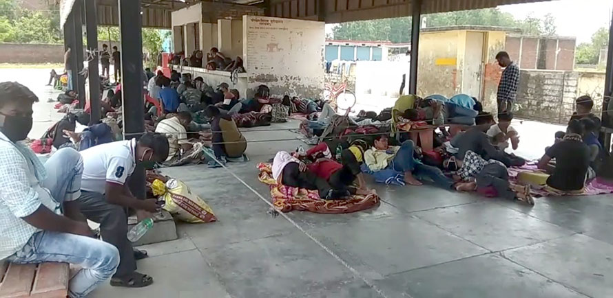 सीमाका नेपाली भन्छन्ः ‘दुई दिनदेखि खाना र पानी पाएका छैनौँ’