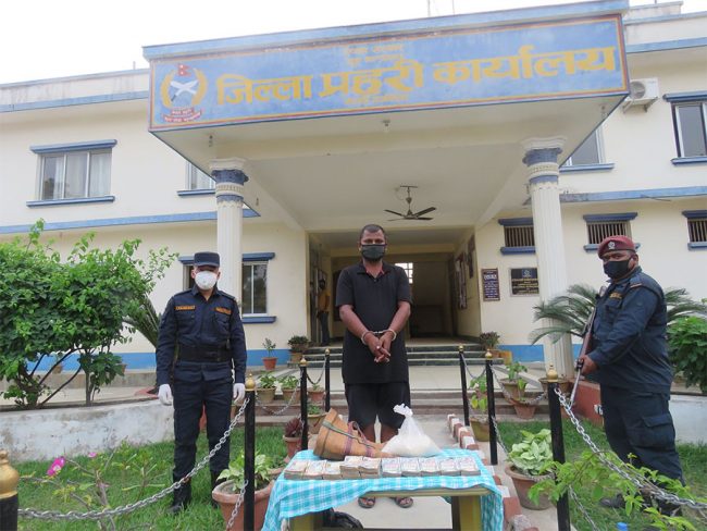 नौ लाख अवैध रकमसहित भारतीय पक्राउ