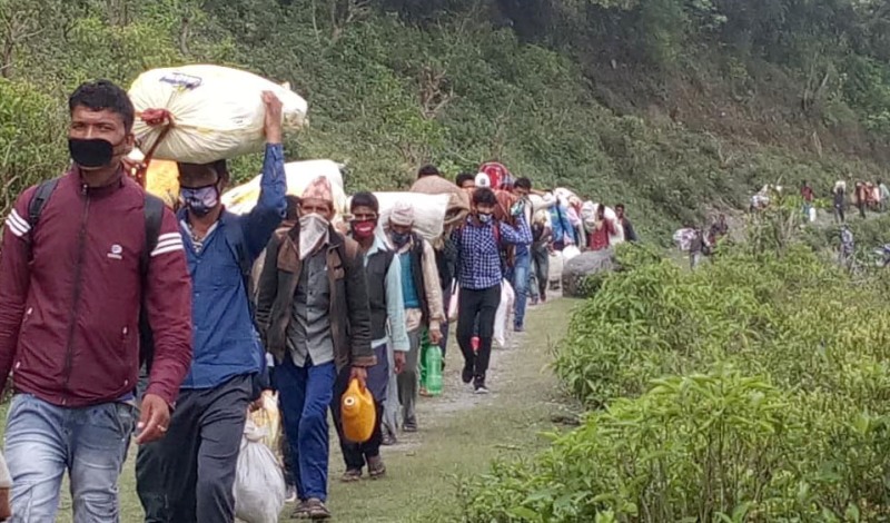 परीक्षणबिनै झुलाघाट नाकाबाट भित्रिए एक हजार