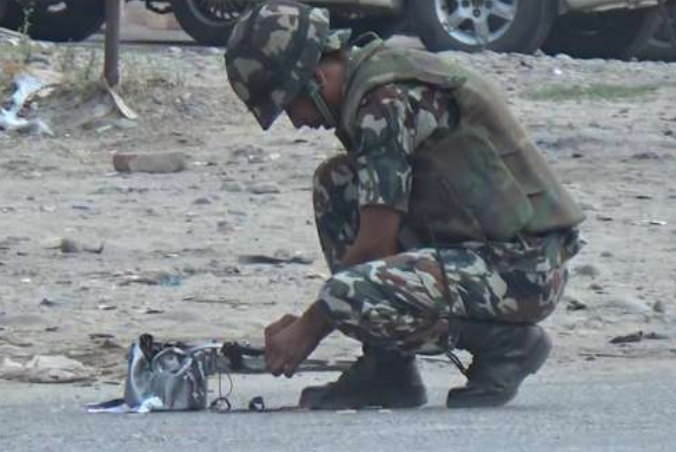 टीकारपुरमा नाली खन्दा बम भेटियो