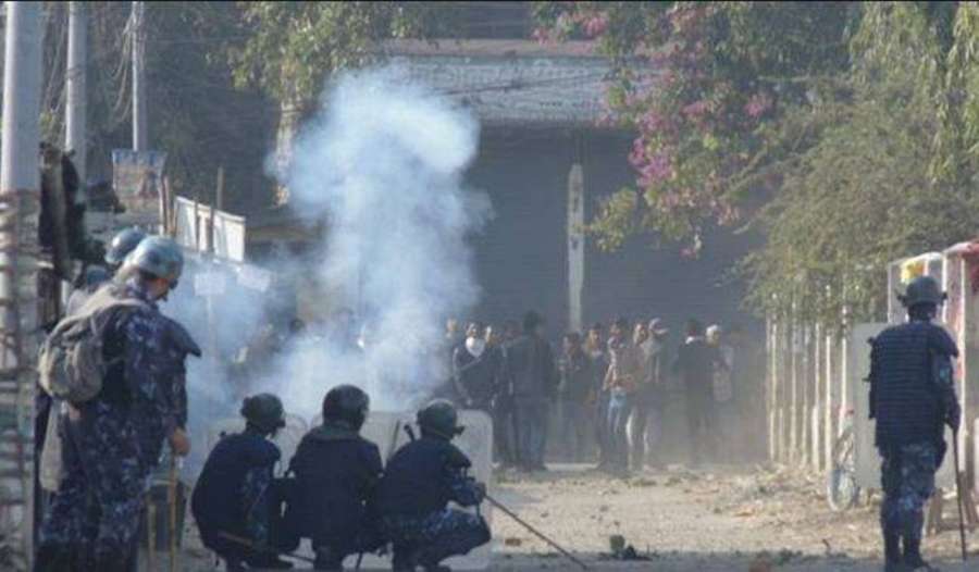 सयौँको सङ्ख्यामा नेपाल पस्न खोज्ने भारतीयमाथि नेपाली सुरक्षाकर्मीद्वारा हवाई फायर