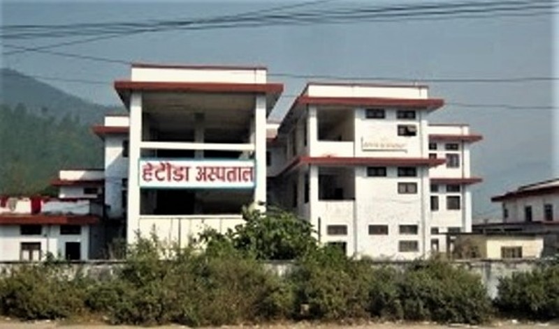 पेट दुखेर अस्पताल पुगेकी महिलामा कोरोना संक्रमण, हेटौडा अस्पतालका स्वास्थ्यकर्मीसहित १ सयजना आइसोलेसनमा