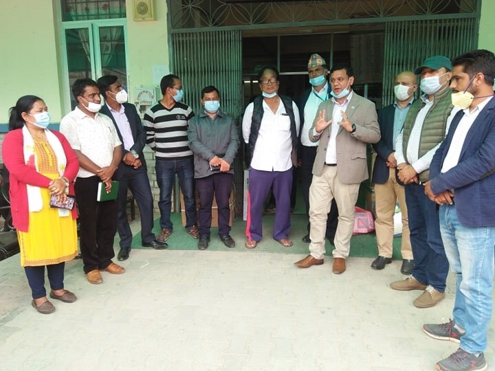 पत्रकार शर्माको पहलबाट बाग्लुङ अस्पताललाई ६५ हजार