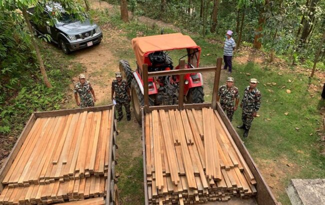 जिल्ला प्रहरी कार्यालयको भवन निर्माण गर्न अवैध काठ, पाँच जनापक्राउ