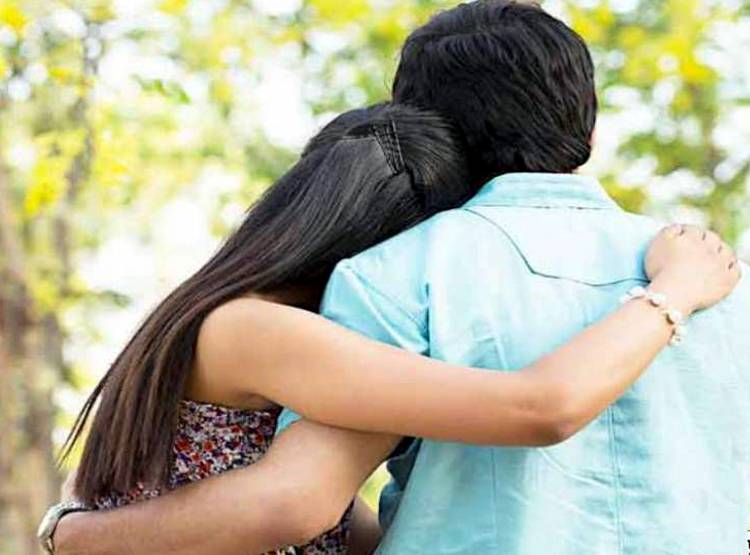 प्रेमीकी श्रीमतीसँग प्रेमिकाले भनिन्–‘मेरो सबै सम्पत्ति लैजाउ, आफ्नो श्रीमान मलाई देऊ’