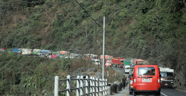 दुई सवारी एकापसमा ठोक्किएपछि नारायणगढ–मुग्लिन सडक अवरुद्ध