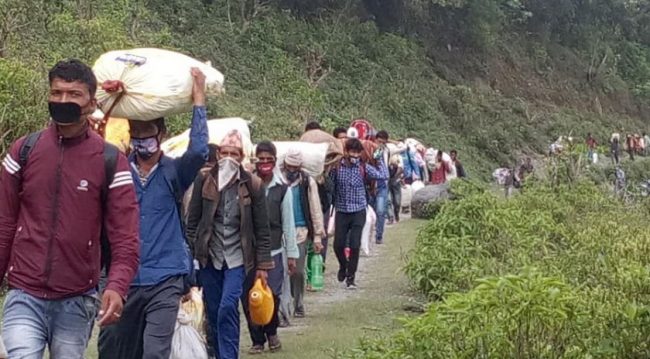 खुशीले गद्गद् हुँदै घर फर्किए भारतमा रोकिएका नेपाली मजदूर