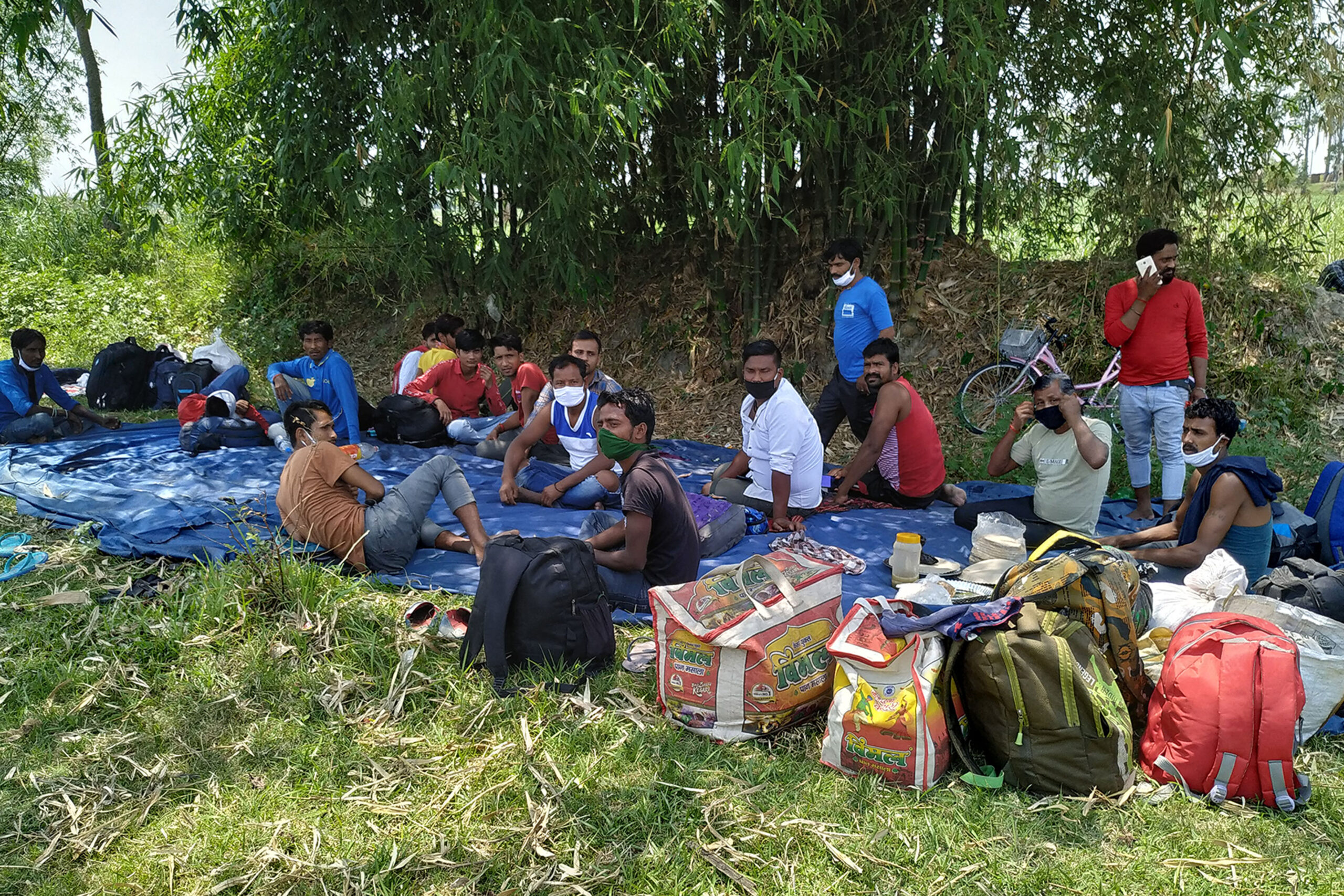 तार्केश्वर गाउँपालिकाले भारतको सीमामा अलपत्र परेका नागरिक फर्कायो