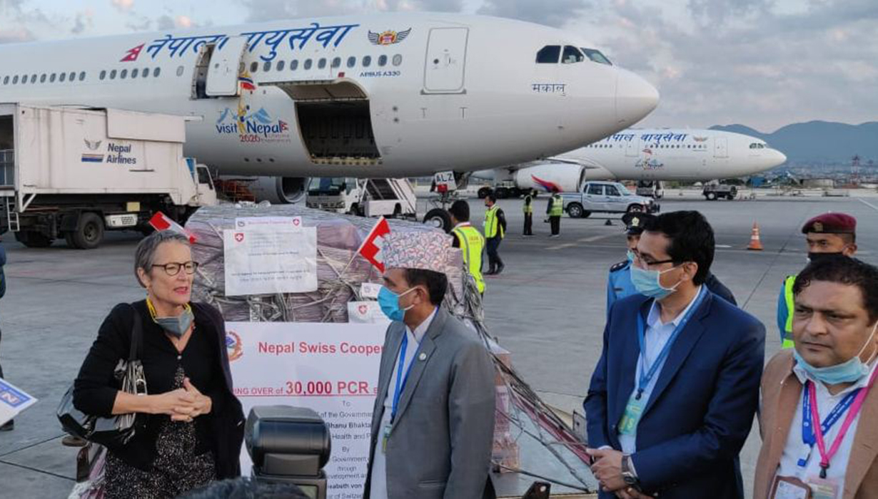 विदेशबाट नेपाल आउँदा खोप कार्ड वा पीसीआर मध्ये एउटा भए पुग्ने