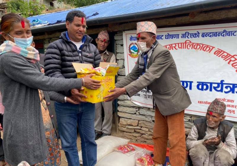 नगरपालिकाद्वारा राहत वितरण