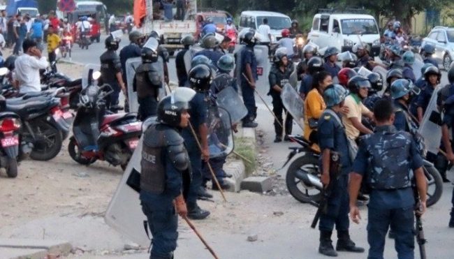 नेपालगन्जमा प्रहरी र स्थानीय बासिन्दाबीच झडप, प्रहरीको गाडी तोडफोड, एक जना पक्राउ