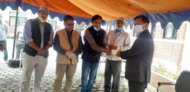 गण्डकी राहत कोषमा क्रसर व्यवसायीद्वारा ५ लाख सहयोग