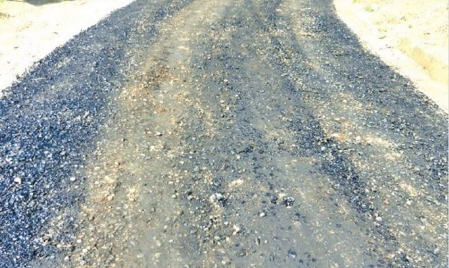 मध्यपहाडी लोकमार्गको कालोपत्रको काम ठप्प