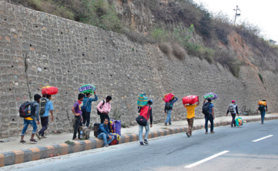 उपत्यकामा अझै लुकीछिपी भित्रिन्छन् मानिस