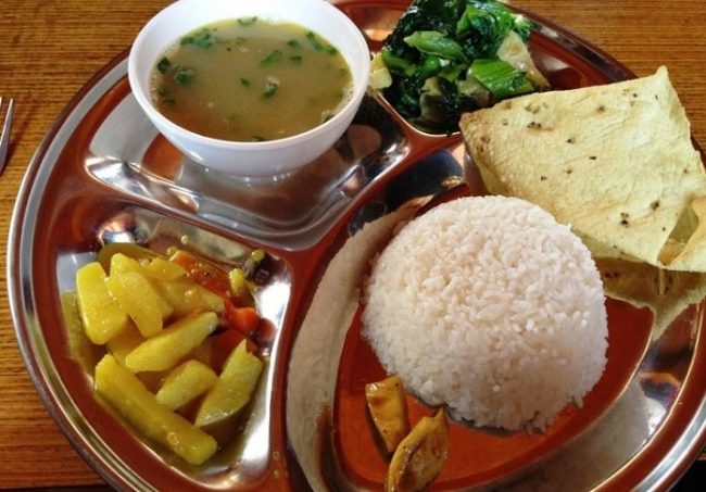 वडावासीको पेट भर्दै वडाध्यक्ष लामा, दैनिक एक हजारलाई खाना