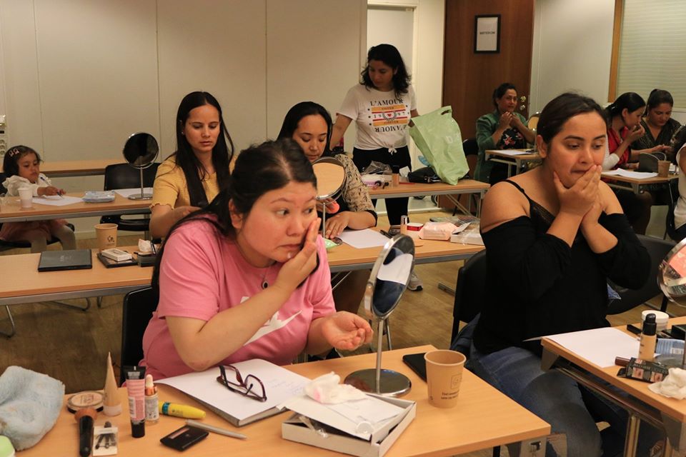 नर्वेमा नेपाली महिलाहरुलाई मेकअप सम्बन्धी तालीम