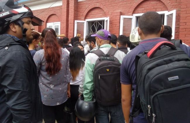 कोरोना महामारीबीच त्रिपुरेश्वरमा सर्वसाधरणको भीड