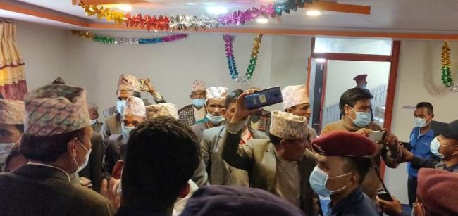 छायाँनाथ रारा नगरपालिकाको नगरसभा उद्घाटनमा खुर्सानी प्रहार