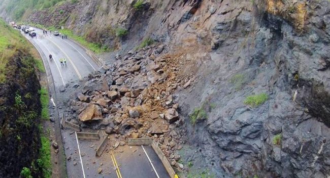 सिद्धबाबा क्षेत्र नजिकै पहिरो खसेर सिद्धार्थ राजमार्ग अवरुद्ध