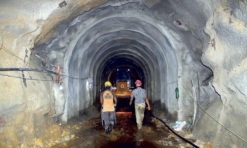 लमजुङमा ढुङ्गा खसेर एक चिनियाँको मृत्यु, एक घाइते