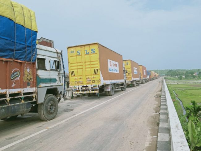 भारतीय अवरोधले २० ट्रक अलैँची र चिया मेचीपुलमा अलपत्र