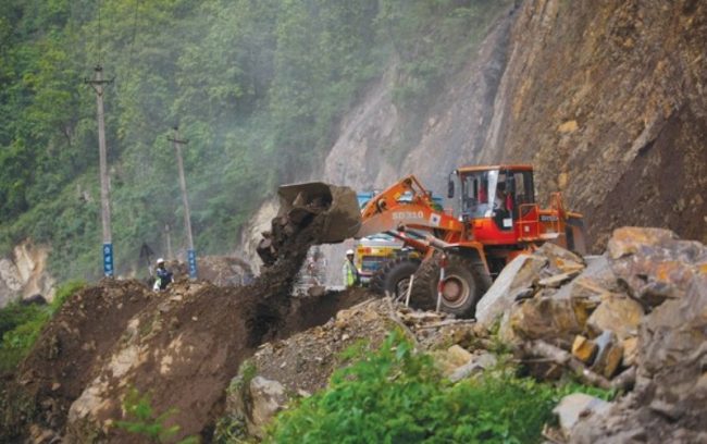 कालीखोलामा पहिरो खस्दा नारायणगढ-मुग्लिन सडकखण्ड अवरुद्ध