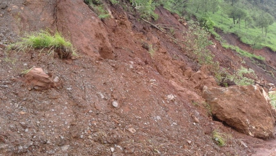 वर्षासँगै आएको पहिरोले उदयपुरको पहाडी सडक अवरुद्ध