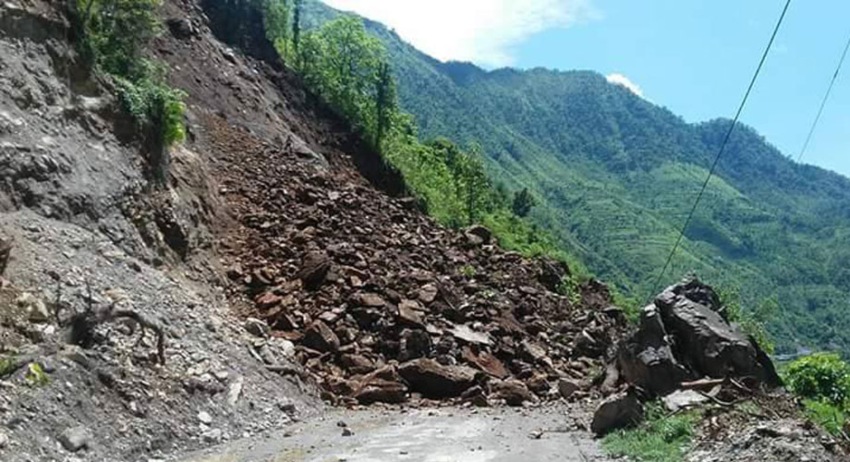 पहिरोले भीमफेदी-कुलेखानी सडक अवरुद्ध