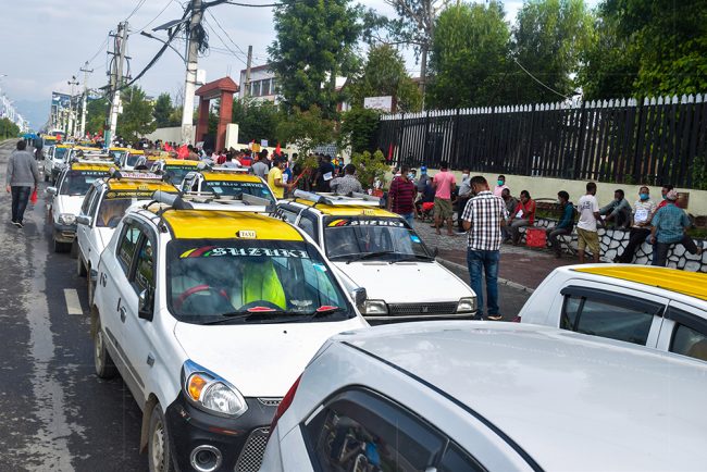 ट्याक्सी चलाउन पाउनु पर्ने माग गर्दै ट्याक्सी चालक सडकमा (फोटोफिचर)