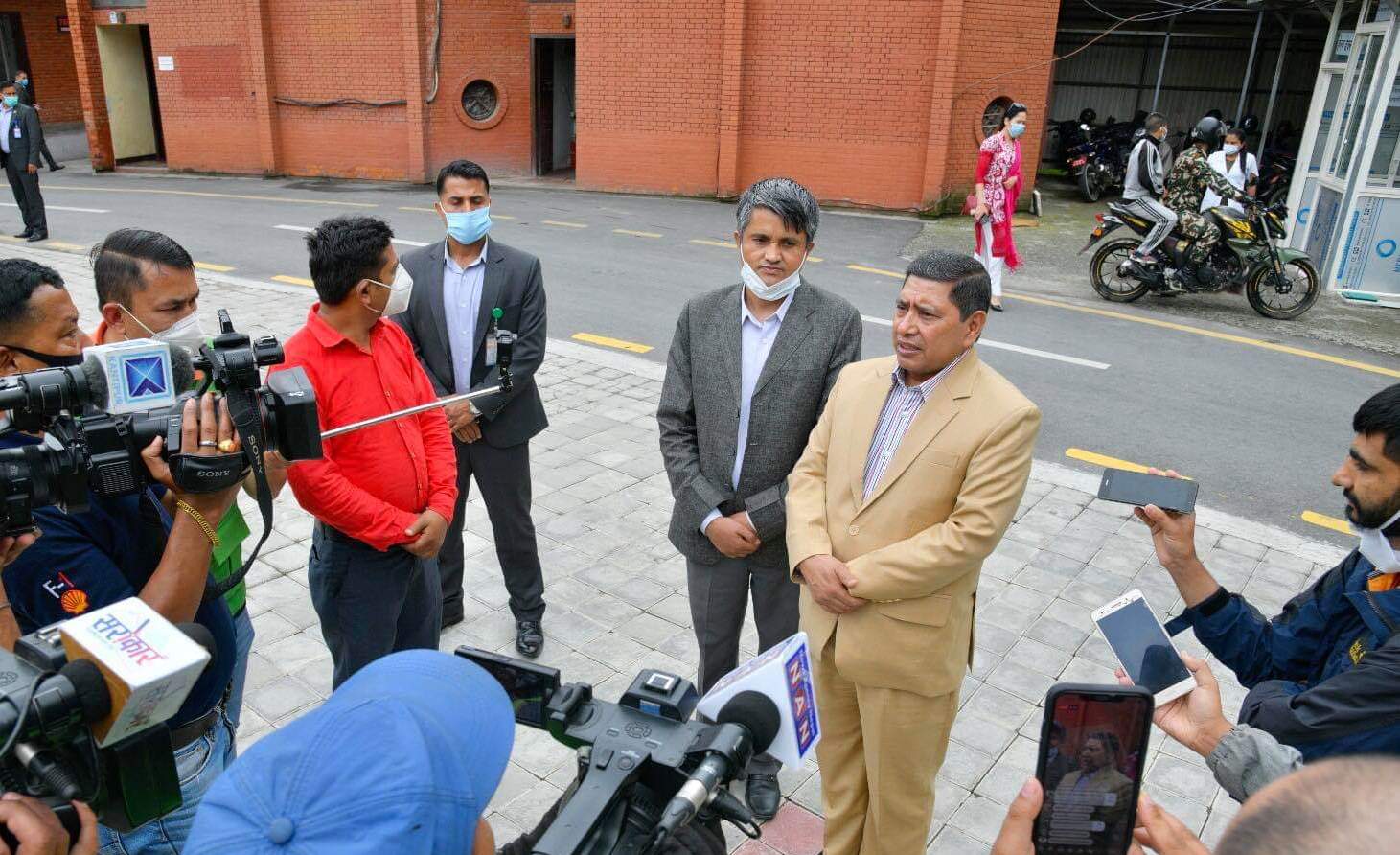 नेपाली पुरुषसँग विवाह गर्ने विदेशी महिलालाई सात वर्षपछि मात्रै अंगीकृत नागरिकता दिने नेकपाको निर्णय