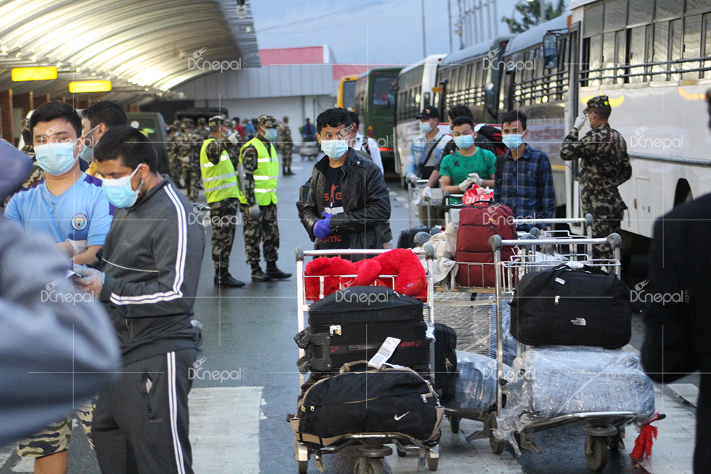 दुबइबाट रित्तै हात फर्किएका भन्छन्, “आफ्नै देशको माटोमा टेक्न पायौँ, धेरै खुशी भएका छौँ”