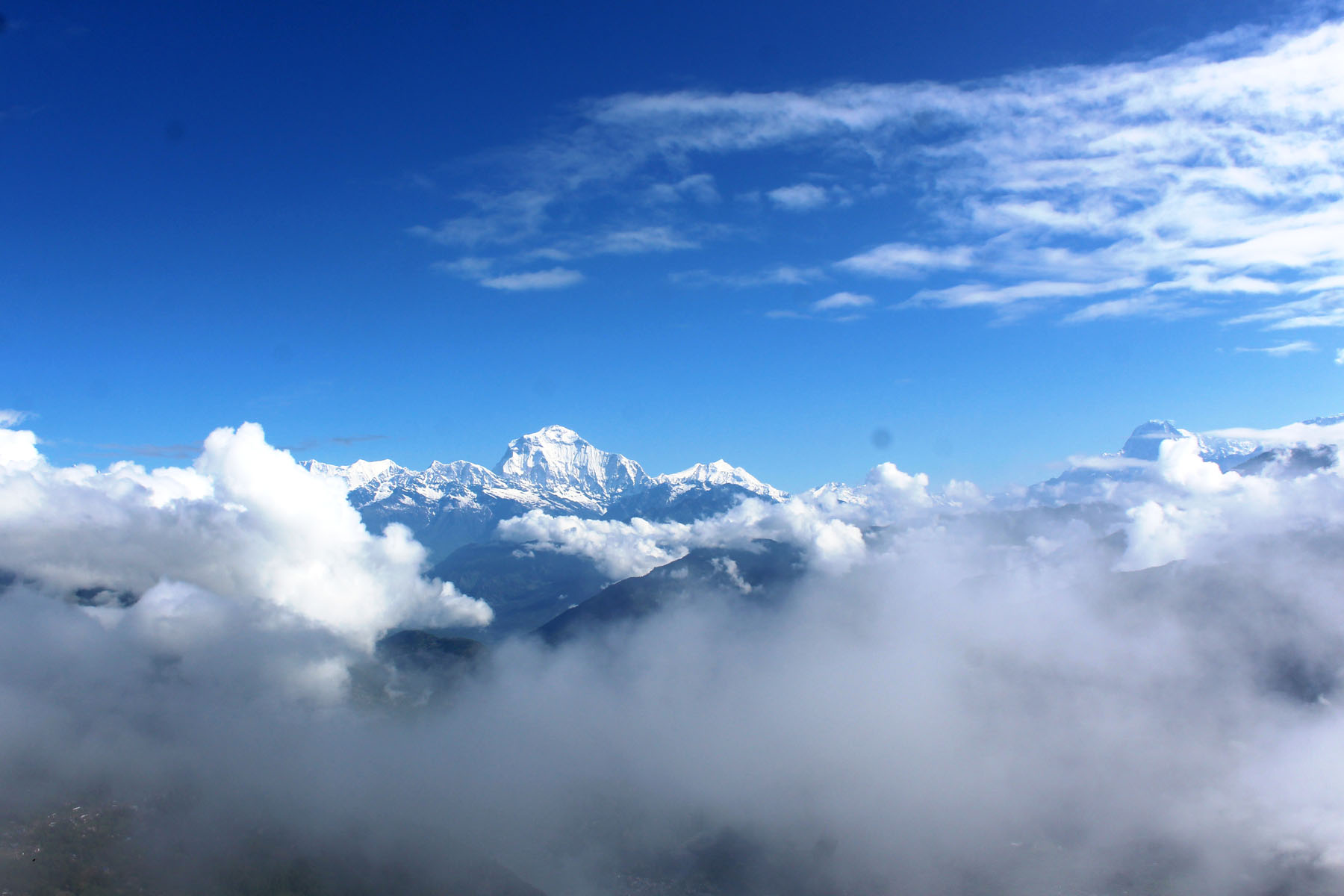 बादलको घुम्टोभित्र धौलागिरि