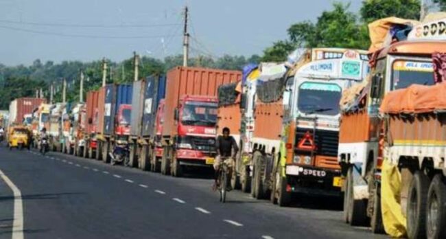 भारतले जाँचपास राेक्दा सीमापारि नै रोकिए मालवाहक गाडी