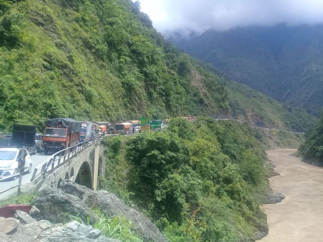 ओभरटेकले मुग्लिन सडक अस्तव्यस्त, १५ किलोमिटर बढी जाम