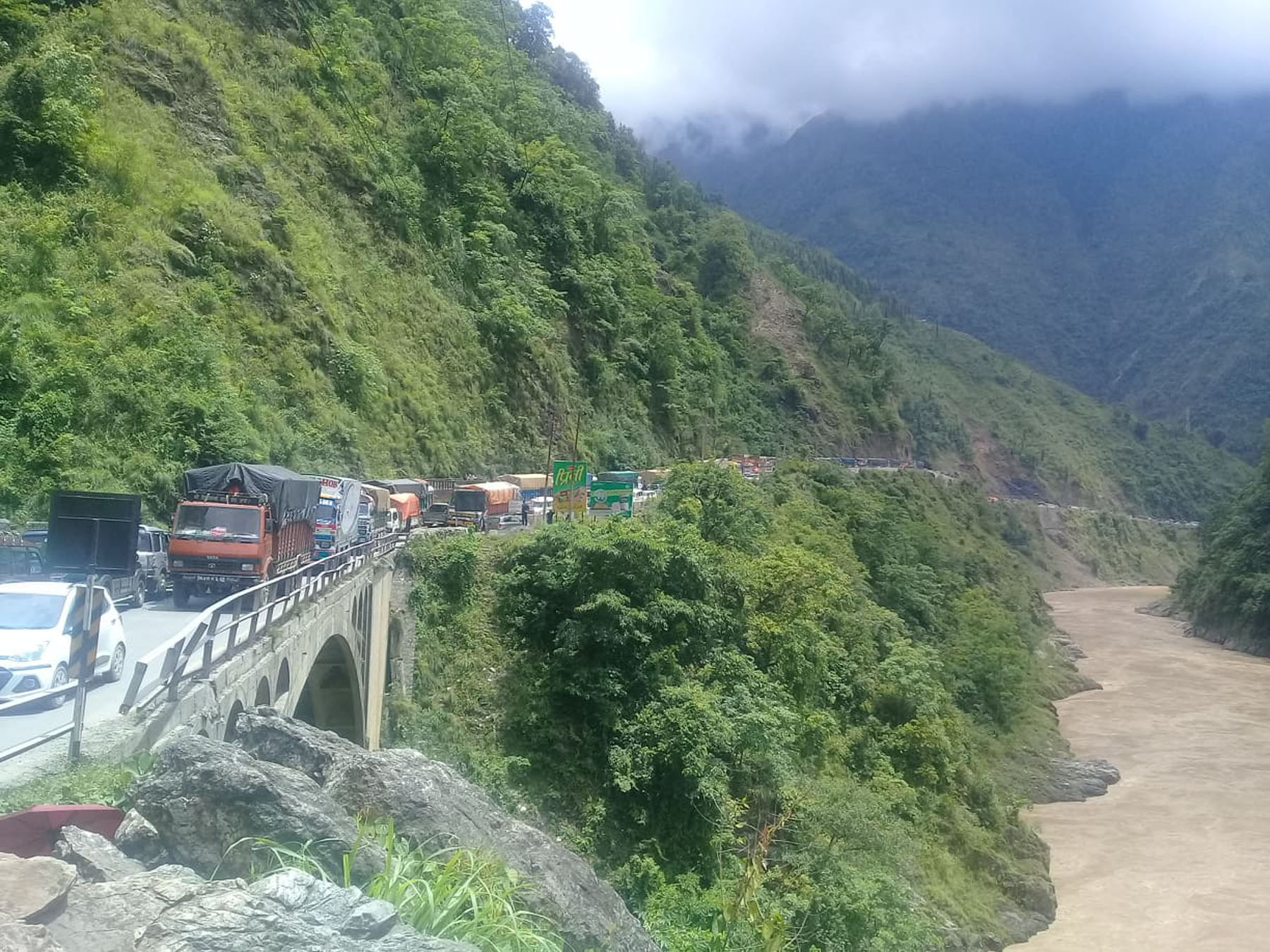 ओभरटेकले मुग्लिन सडक अस्तव्यस्त, १५ किलोमिटर बढी जाम