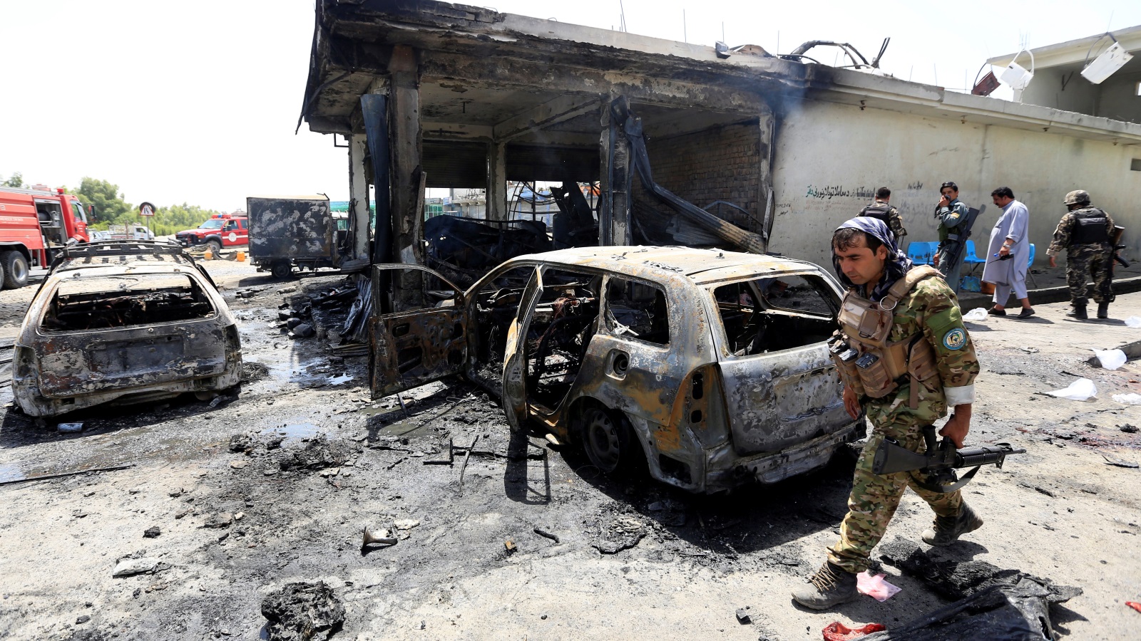 सडक किनारमा राखिएको बम विस्फोट हुँदा पाँच जना सर्वसाधारणको मृत्यु