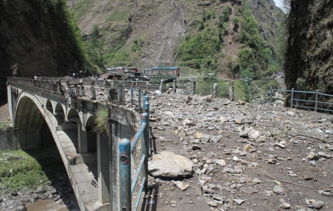 लिपीमा ढुङ्गासहितको पहिरो खसेपछि तातोपानी भएर भित्रिने मालवाहक सवारी साधन अलपत्र