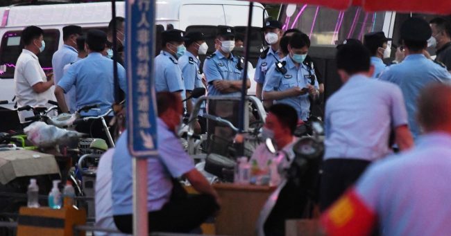 बेइजिङको प्रमुख सीफुड र तरकारी बजार बन्द