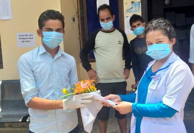 कोरोना जितेका युवालाई नर्सले फूल दिईन्, प्रहरीले हतकडी लगायो