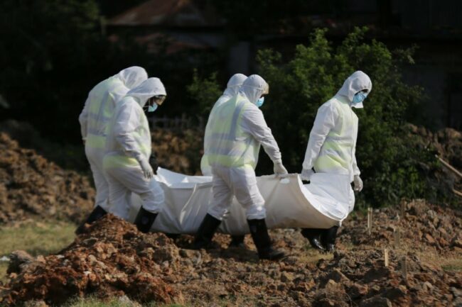 कोभिड–१९ बाट मृत्यु भएकाको शव व्यवस्थापन, स्थानीवासी र प्रहरीबीच झडप