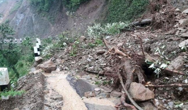 मकवानपुरको भीमफेदीमा पहिरो खसेपछि हेटौंडा-काठमाडौँ सडक अवरुद्ध