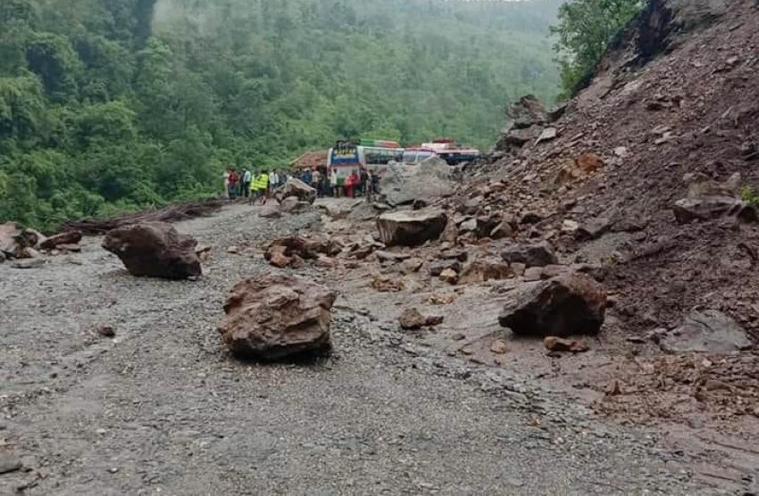 खाँडाचक्रमा पहिरो जाँदा कर्णाली राजमार्ग अवरुद्ध