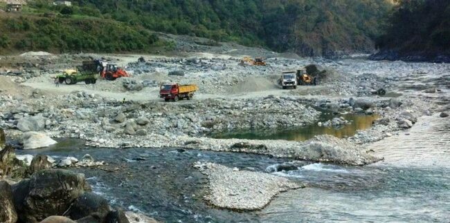 नदी उत्खननले बाढीको जोखिममा टीकापुर