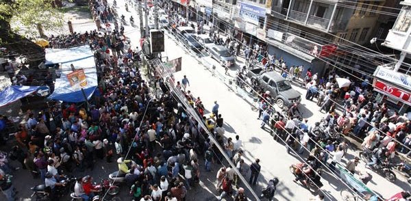 सहर बजारमा भिडभाड बढ्यो, सुरक्षा विधि पालना नगरे भयावह हुन सक्ने