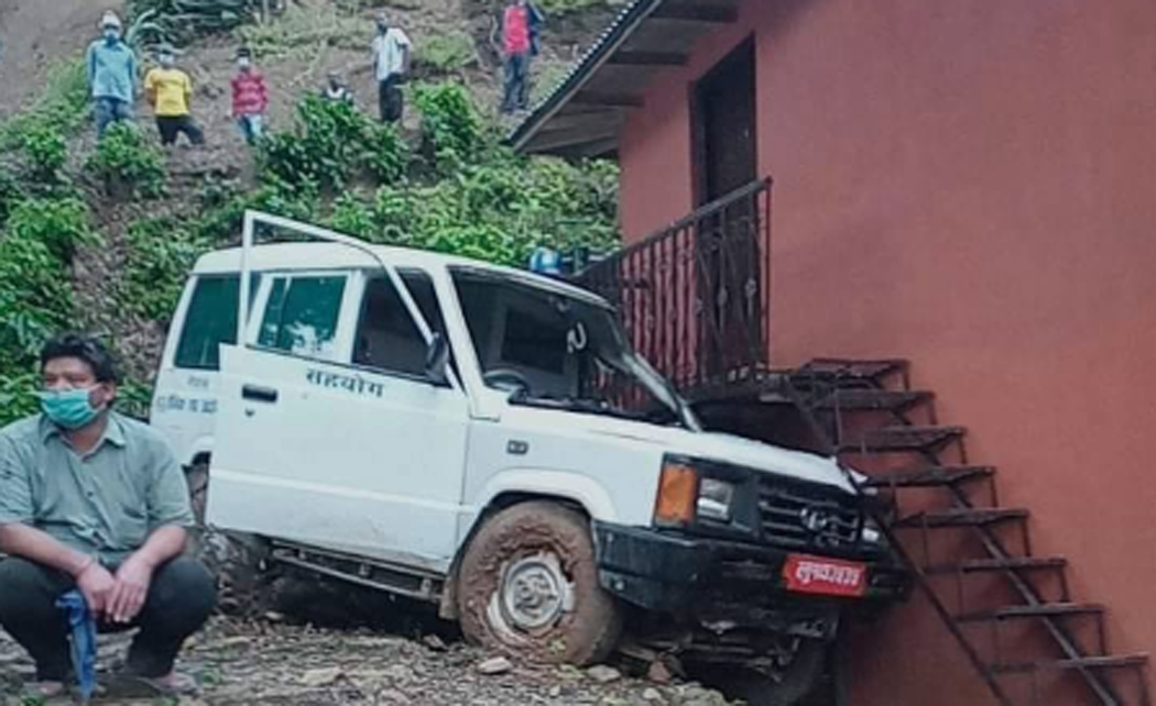 कोरोना संक्रमित बोकेको एम्बुलेन्स दुर्घटना, ५ जना घाइते