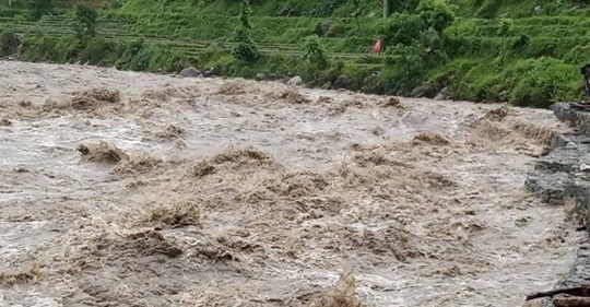 पर्वतमा भिषण वर्षा, पहिरोले दुई घर बगायो, दुई जनाको शव फेला