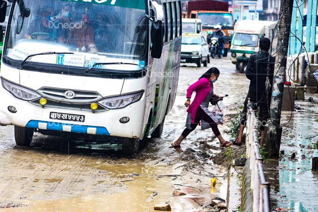चाबहिलमा सडकको दुर्दशा, नागरिकलाई सास्ती [फोटो फिचर]