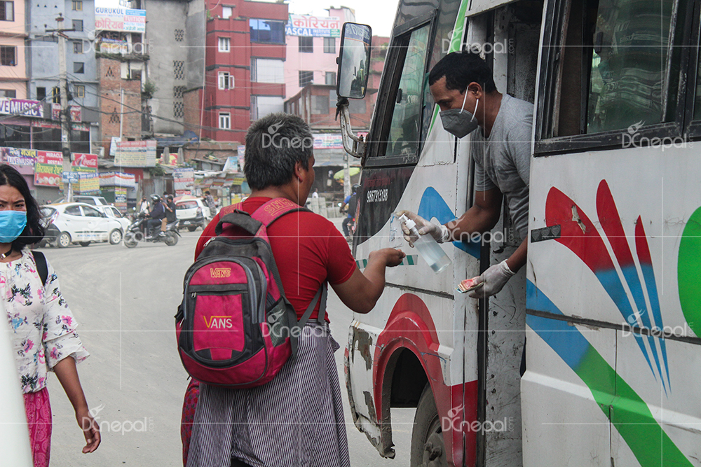 काठमाडौंका सडकमा सार्वजनिक यातायत सञ्चालन (फोटोफिचर)