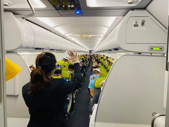 ओमनबाट स्वदेश फर्कन लागेका नेपालीलाई राजदूत पराजुलीले गरिन् जहाजभित्रै चढेर विदाई